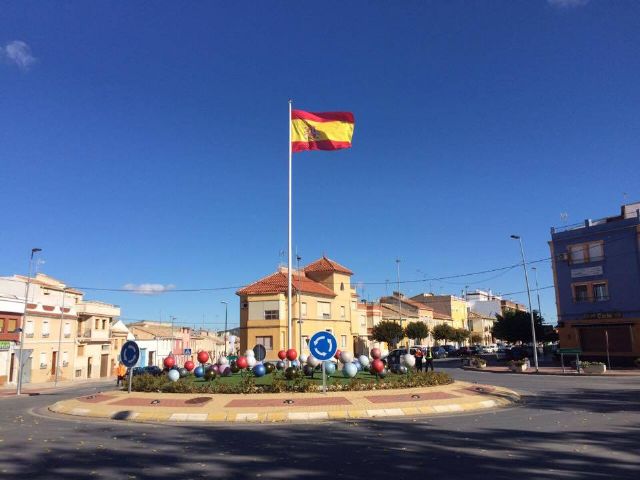 La bandera de España ondea en la rotonda de la Avda. de Murcia - 1, Foto 1