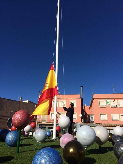 La bandera de Espa&ntilde;a ondea en la rotonda de la Avda. de Murcia - 2, Foto 2
