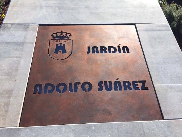 La bandera de Espa&ntilde;a ondea en la rotonda de la Avda. de Murcia - 3, Foto 3