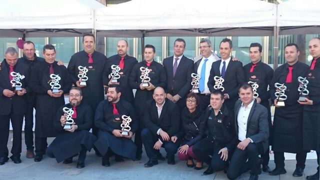 Una particular Masterclass de corte de jamón y la Feria del Comercio llenaron de público la plaza de España - 1, Foto 1