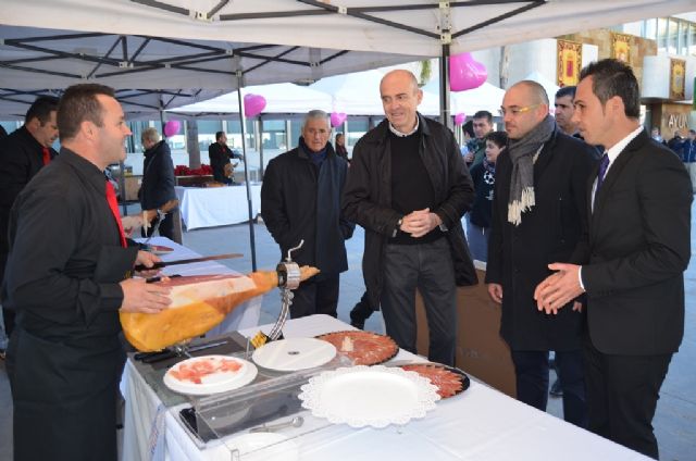 Una particular Masterclass de corte de jamón y la Feria del Comercio llenaron de público la plaza de España - 2, Foto 2