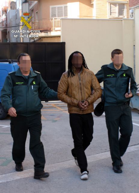 La Guardia Civil desmantela una organización criminal relacionada con robos en comercios y detención ilegal - 2, Foto 2