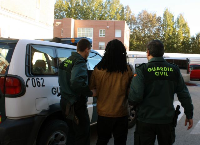 La Guardia Civil desmantela una organización criminal relacionada con robos en comercios y detención ilegal - 3, Foto 3