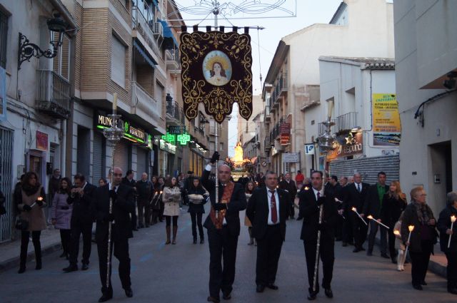 La imagen de Santa Eulalia es acompañada por cientos de vecinos en la procesión de traslado de la ermita de San Roque a la iglesia de Santiago - 4, Foto 4