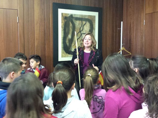 Los escolares visitan el Ayuntamiento con motivo del trigésimo sexto aniversario de la Constitución - 1, Foto 1