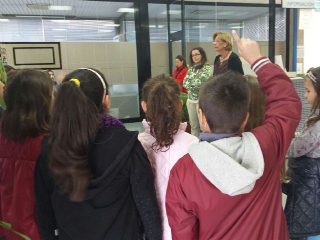 Los escolares visitan el Ayuntamiento con motivo del trigésimo sexto aniversario de la Constitución - 2, Foto 2