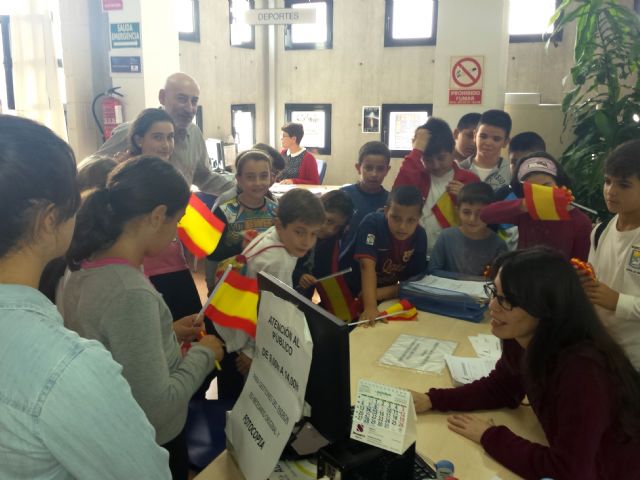 Los escolares visitan el Ayuntamiento con motivo del trigésimo sexto aniversario de la Constitución - 4, Foto 4