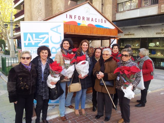 El Ayuntamiento participa en la venta benéfica anual de flores de Pascua de la asociación Alzheimer Lorca - 1, Foto 1
