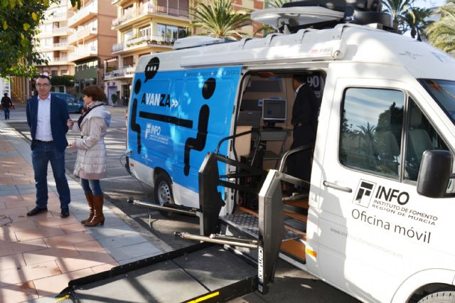 El 'Infomóvil' presta asesoramiento a los emprendedores de Águilas - 2, Foto 2
