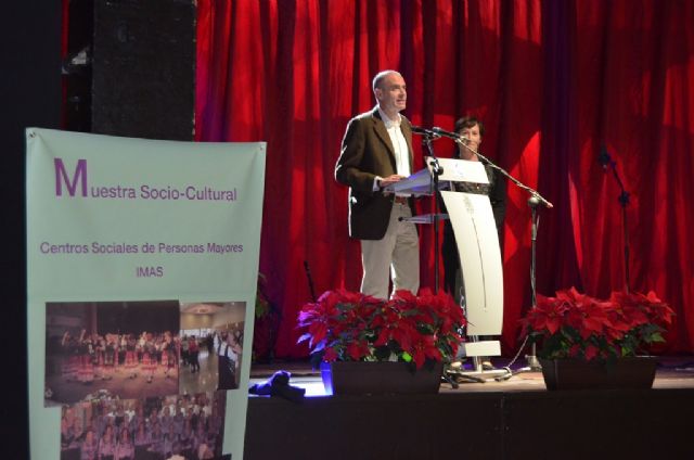 Alberto Garre asistió ayer en San Javier a la muestra sociocultural de los centros de mayores del IMAS que reunió a cerca de 800 personas en la carpa - 3, Foto 3