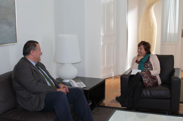 El AVE, la ampliación del Puerto y la Rehabilitación del Casco, centran la entrevista entre la alcaldesa y el consejero de Fomento - 2, Foto 2