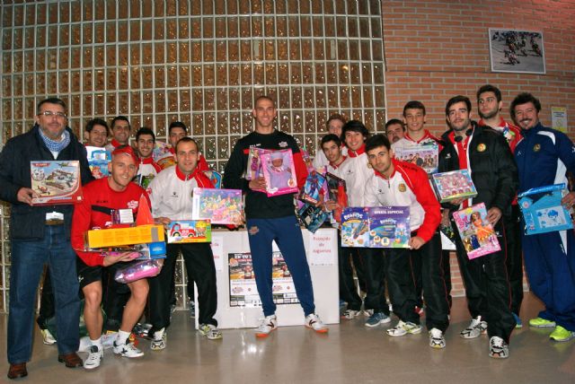 Los jugadores colaboran con juguetes para los niños ingresados en el hospital Virgen de la Arrixaca - 1, Foto 1