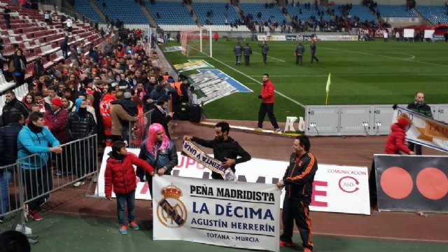Ms de 50 aficionados madridistas se desplazaron a Almera para presenciar el encuentro entre el Almera CF y el Real Madrid - 3