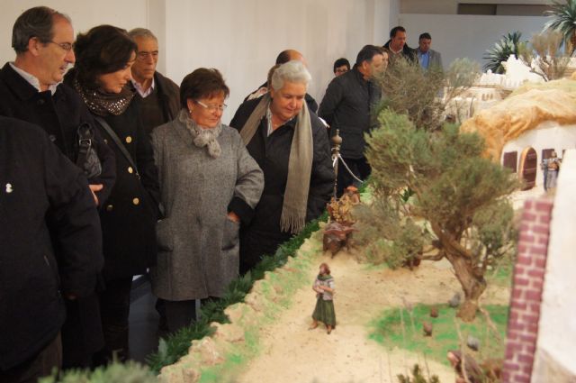 Más de cuatrocientas figuras y doce misterios componen el Belén Municipal, Foto 1