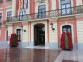 Flores de Navidad en la puerta del Ayuntamiento de Murcia