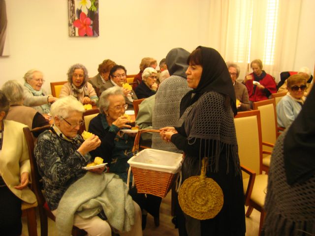 Las Castañeras de Virgen de la Caridad visitaron a las Hermanistas de los Pobres - 1, Foto 1