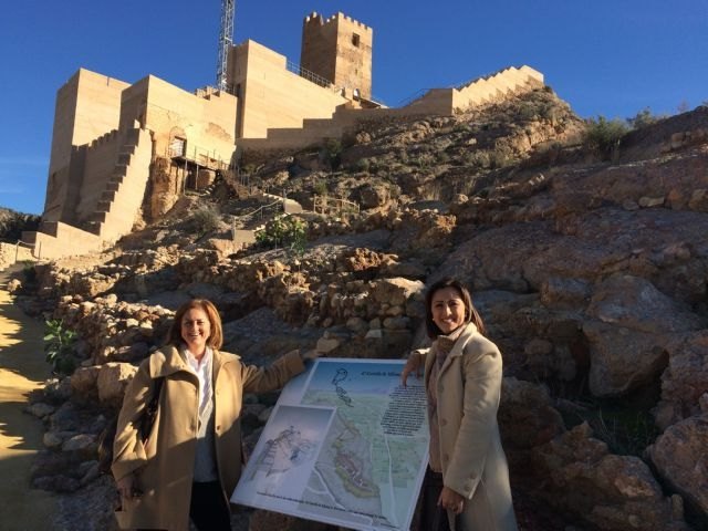 La directora de Bienes Culturales visita Alhama y apoya la restauracin del recinto inferior del castillo, Foto 2