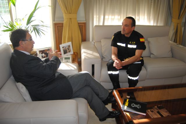 El delegado del Gobierno recibe al teniente coronel Javier Moreno, jefe del III Batallón de Intervención en Emergencias de la UME - 1, Foto 1
