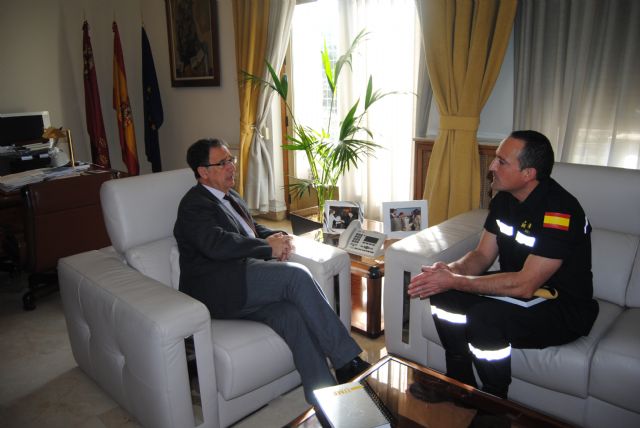 El delegado del Gobierno recibe al teniente coronel Javier Moreno, jefe del III Batallón de Intervención en Emergencias de la UME - 2, Foto 2