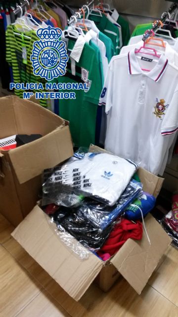 Incautado un alijo de artículos falsificados en el centro de Murcia - 1, Foto 1