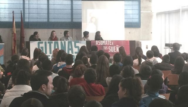 Unos 300 profesores prestan apoyo educativo adicional a casi 7.000 alumnos en el programa de Educación Compensatoria - 1, Foto 1