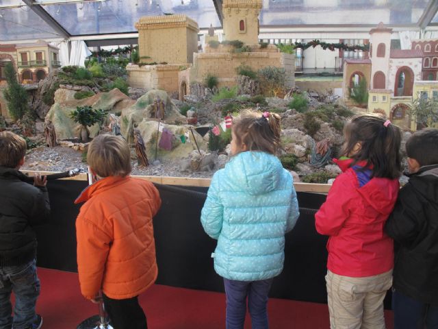 Medio centenar de niños disfrutan de una visita al Belén de la Plaza San Francisco - 1, Foto 1