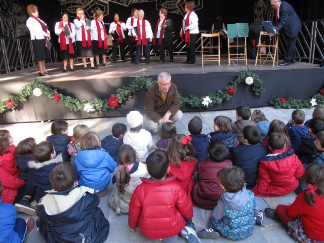 Medio centenar de niños disfrutan de una visita al Belén de la Plaza San Francisco - 2, Foto 2