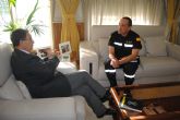 El delegado del Gobierno recibe al teniente coronel Javier Moreno, jefe del III Batalln de Intervencin en Emergencias de la UME