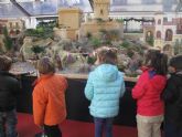 Medio centenar de niños disfrutan de una visita al Beln de la Plaza San Francisco