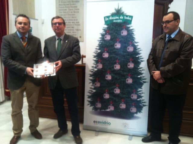 Ecovidrio entrega a la Mesa Solidaria de Lorca los 150 décimos de lotería de Navidad con el número 21026 - 1, Foto 1