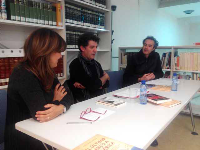 El escritor Paco López Mengual comparte tertulia con los usuarios del Club de Lectura de la Biblioteca de San Basilio - 1, Foto 1