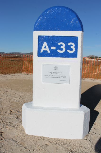 La Ministra de Fomento pone la primera piedra del último tramo de la A-33 que conectará Jumilla con Yecla - 1, Foto 1