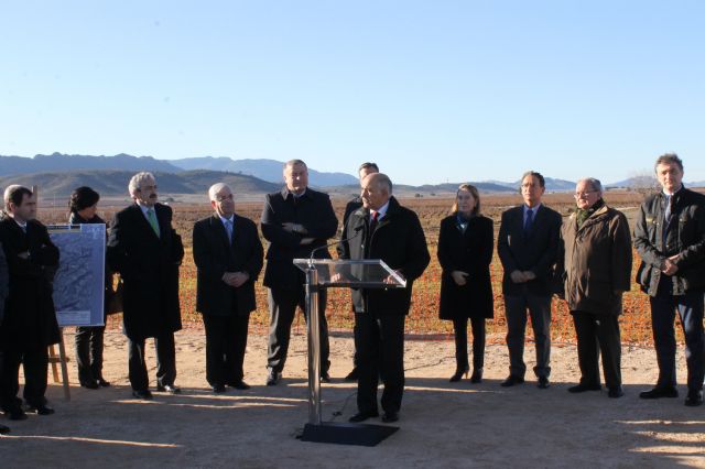 La Ministra de Fomento pone la primera piedra del último tramo de la A-33 que conectará Jumilla con Yecla - 5, Foto 5