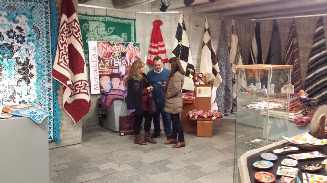 La directora Ana Cobarro (2d) junto a artesanos de Artelor, Foto 2