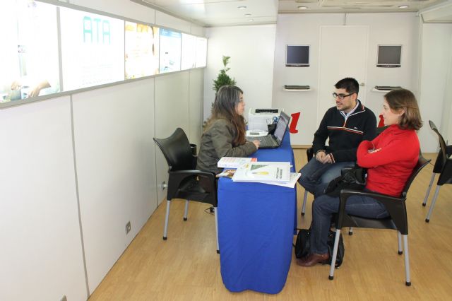 Jumilla dedicó la jornada del lunes al fomento del emprendedor con un taller a cargo del CROEM y con la visita del Autobús del Emprendedor - 2, Foto 2
