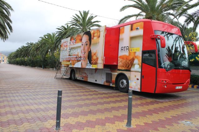 Jumilla dedicó la jornada del lunes al fomento del emprendedor con un taller a cargo del CROEM y con la visita del Autobús del Emprendedor - 3, Foto 3