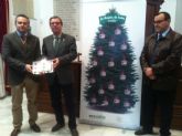 Ecovidrio entrega a la Mesa Solidaria de Lorca los 150 décimos de lotería de Navidad con el número 21026