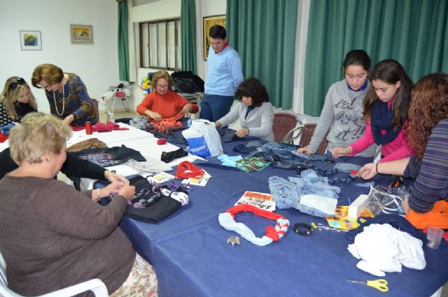 Un taller muestra cómo elaborar complementos con ropa reciclada - 1, Foto 1