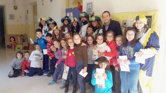 Los pajes de los Reyes Magos visitan los colegios de Cehegín en el reparto de las cartas - 1, Foto 1