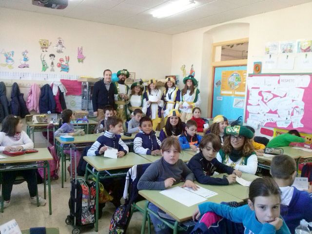 Los pajes de los Reyes Magos visitan los colegios de Cehegín en el reparto de las cartas - 2, Foto 2
