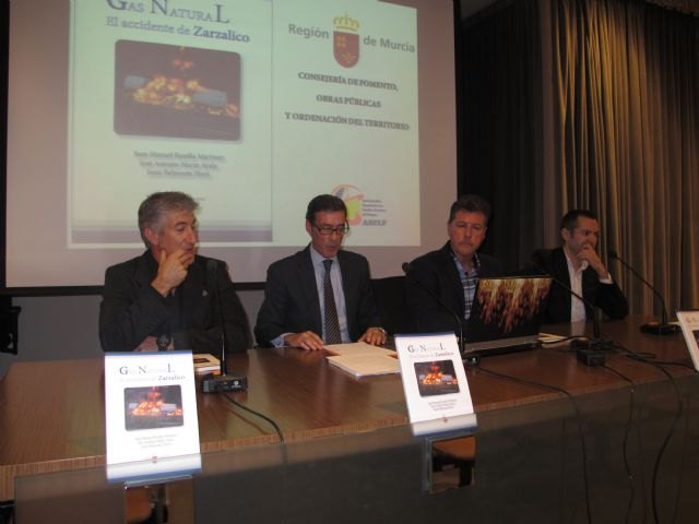 Fomento colabora en la edición de un libro que ilustra sobre los riesgos del traslado de mercancías peligrosas - 1, Foto 1