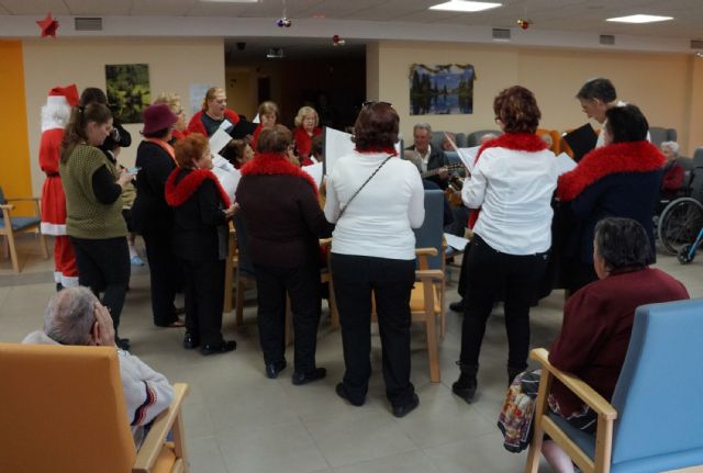 Papa Noel y la Rondalla local visitan a los usuarios de la residencia de ancianos San Pablo de Ceutí - 2, Foto 2
