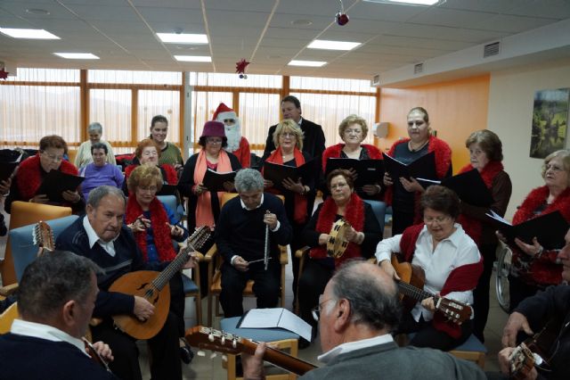 Papa Noel y la Rondalla local visitan a los usuarios de la residencia de ancianos San Pablo de Ceutí - 3, Foto 3