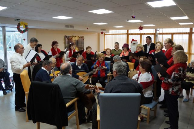 Papa Noel y la Rondalla local visitan a los usuarios de la residencia de ancianos San Pablo de Ceutí - 4, Foto 4