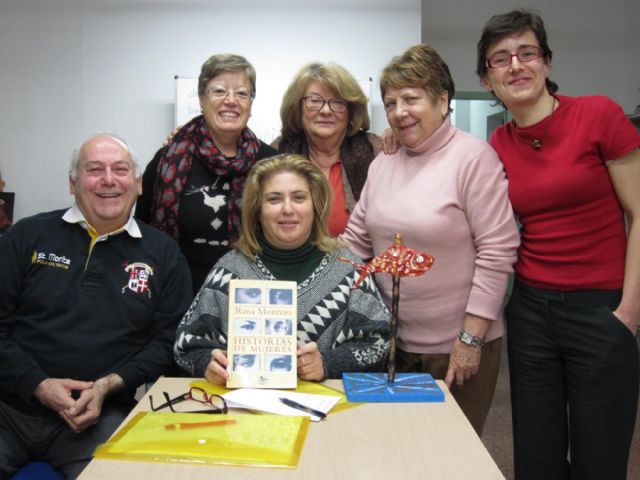 Rosa Montero compartió impresiones con los integrantes del taller Rincón Literario - 2, Foto 2