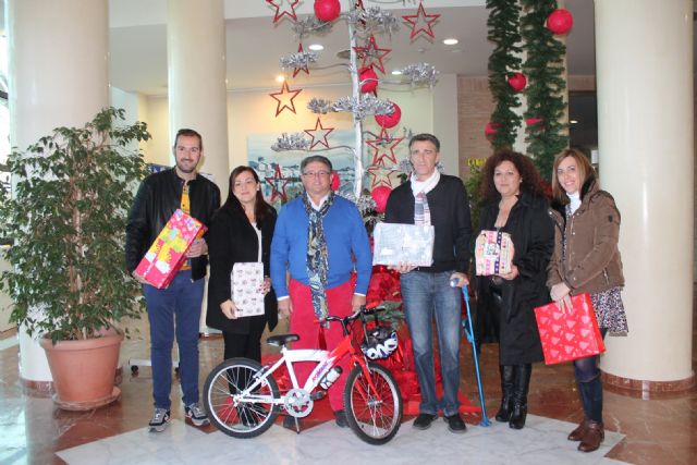 El Alcalde y los concejales participan en las IV Navidades Solidarias donando juguetes - 1, Foto 1