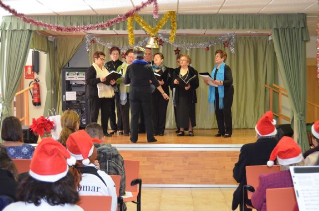 El alcalde acompañó a los mayores en una mañana de villancicos y convivencia - 2, Foto 2
