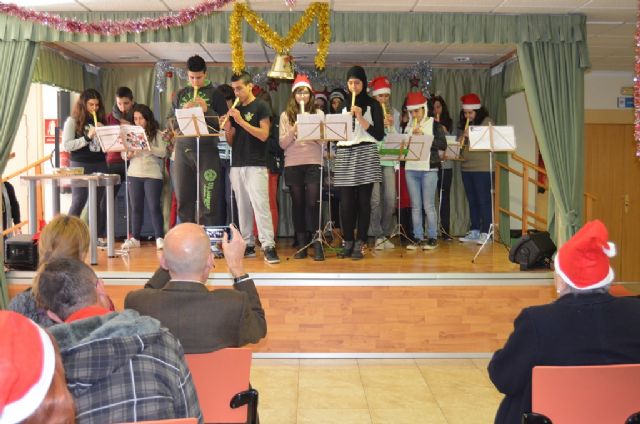 El alcalde acompañó a los mayores en una mañana de villancicos y convivencia - 3, Foto 3