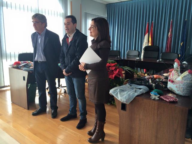 Entrega de diplomas a los alumnos y alumnas del Taller de Costura - 1, Foto 1