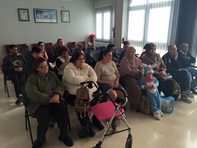 Entrega de diplomas a los alumnos y alumnas del Taller de Costura - 2, Foto 2